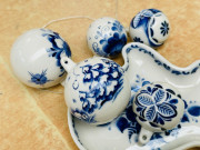 Помощники Деда Мороза: на Гжельском заводе художественной росписи показали процесс создания ёлочных игрушек