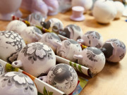 Помощники Деда Мороза: на Гжельском заводе художественной росписи показали процесс создания ёлочных игрушек