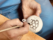 Помощники Деда Мороза: на Гжельском заводе художественной росписи показали процесс создания ёлочных игрушек