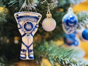 Помощники Деда Мороза: на Гжельском заводе художественной росписи показали процесс создания ёлочных игрушек