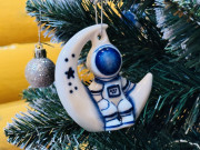 Помощники Деда Мороза: на Гжельском заводе художественной росписи показали процесс создания ёлочных игрушек