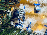 Помощники Деда Мороза: на Гжельском заводе художественной росписи показали процесс создания ёлочных игрушек