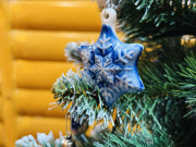 Помощники Деда Мороза: на Гжельском заводе художественной росписи показали процесс создания ёлочных игрушек